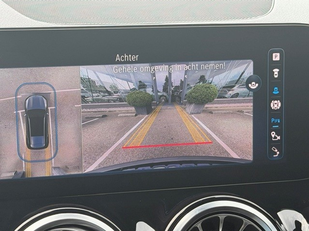 Mercedes-Benz GLB 200 AMG Line Premium Plus l Panoramadak l MBUX l Multibeam LED l 360 gr Camera l Wegklapbare trekhaak l Keyless Go l Sfeerverlic 54618542-7.jpg | Sterdome B.V.