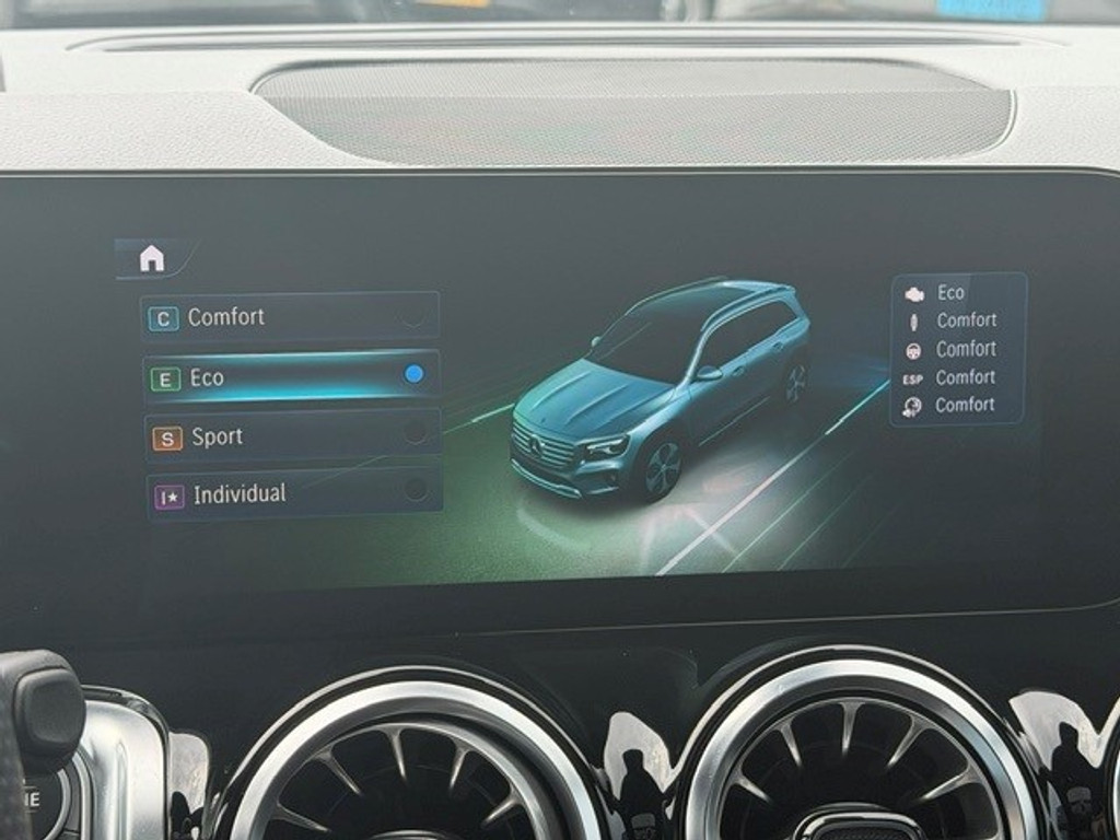 Mercedes-Benz GLB 200 AMG Line Premium Plus l Panoramadak l MBUX l Multibeam LED l 360 gr Camera l Wegklapbare trekhaak l Keyless Go l Sfeerverlic 54618542-8.jpg | Sterdome B.V.