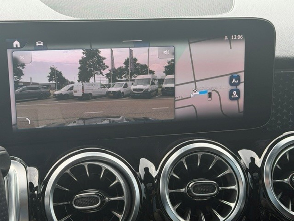 Mercedes-Benz GLB 200 AMG Line Premium Plus l Panoramadak l MBUX l Multibeam LED l 360 gr Camera l Wegklapbare trekhaak l Keyless Go l Sfeerverlic 54618542-9.jpg | Sterdome B.V.