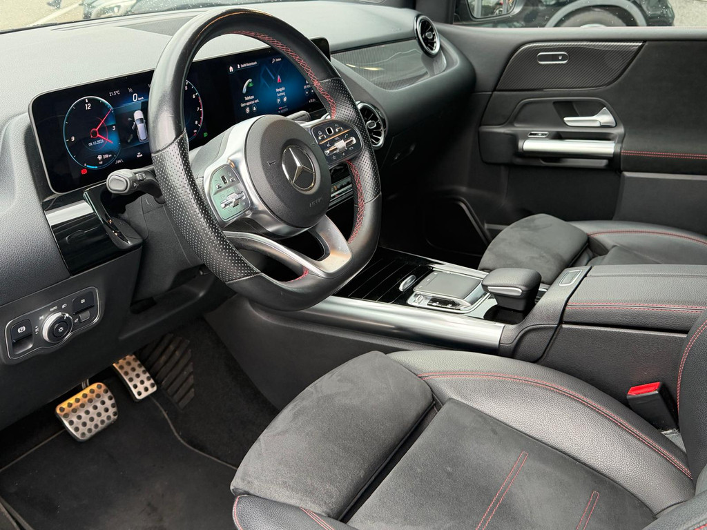 Mercedes-Benz B-Klasse 180 Business Solution AMG l Trekhaak l MBUX l Stoelverwarming l Virtual Cockpit l Smartphone Integratie l Spiegel pakket l LED High Performance l Airconditioning THERMOTRONIC l Night pakket l 57010644-1.jpg | Sterdome B.V.