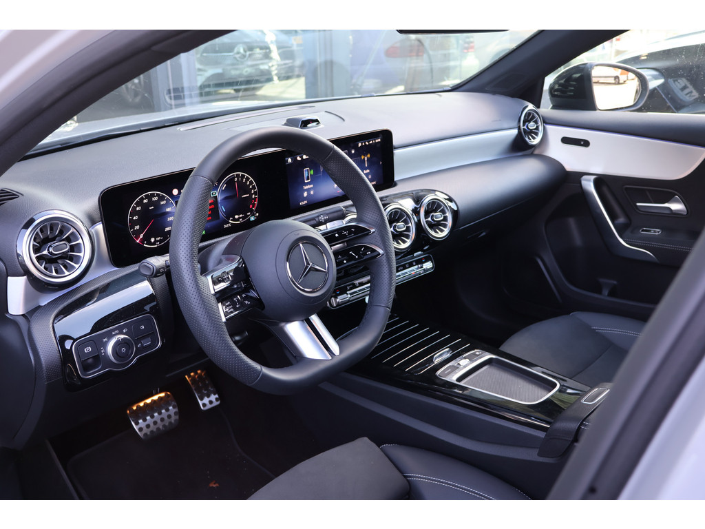 Mercedes-Benz A-Klasse 250 e AMG Line I Panoramadak I Camera I Distronic I Stoelverwarming I Meerspaaks velgen I 57421309-1.jpg | Sterdome B.V.